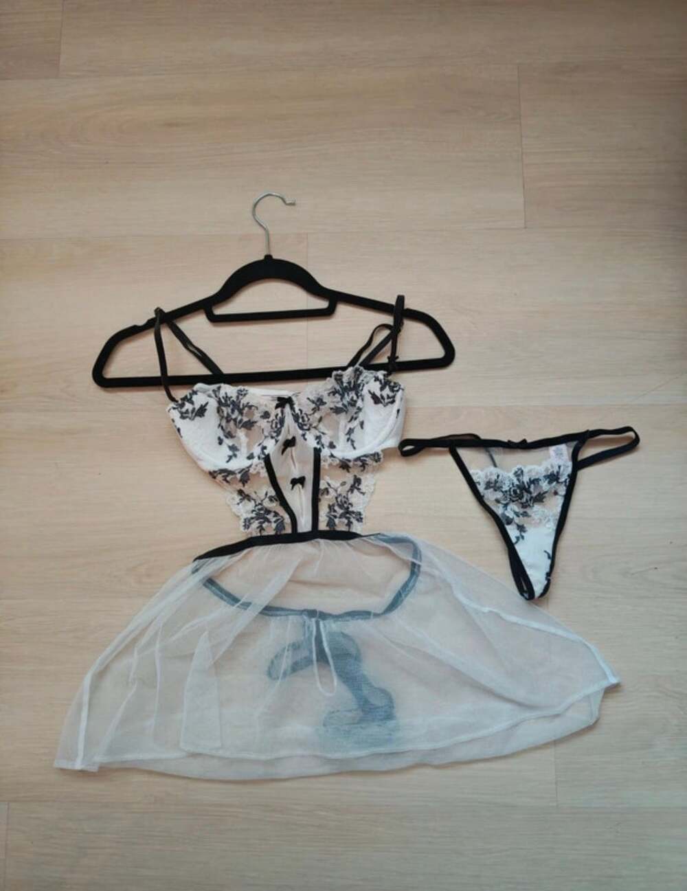 Victoria's Secret Lingerie Set Size M White Black Floral Lace Babydoll